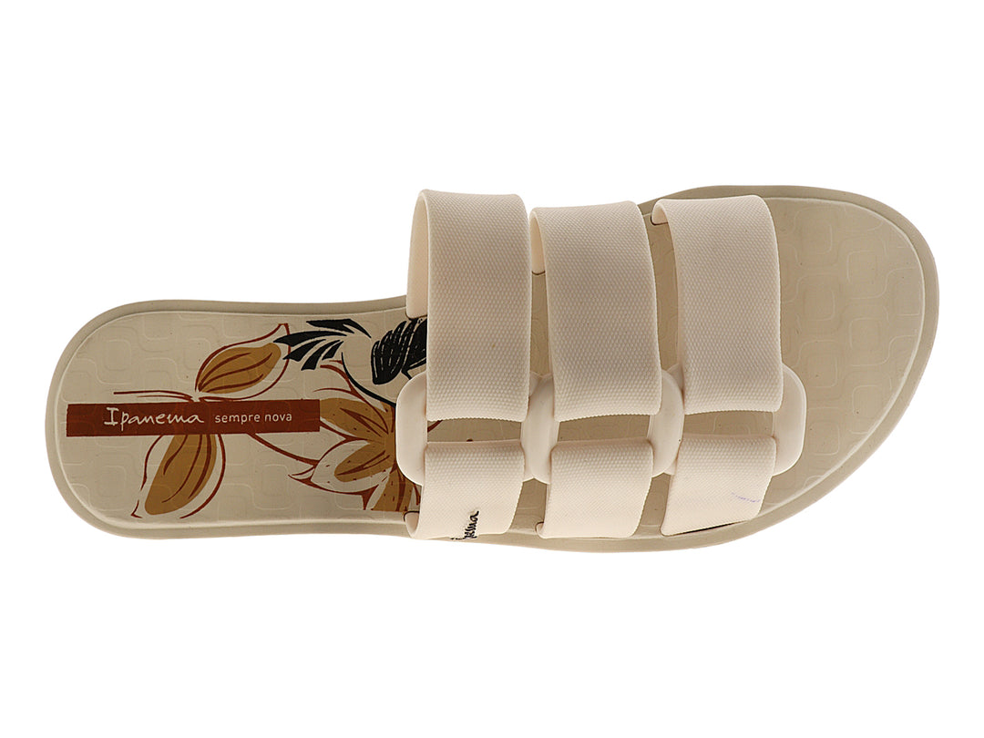 Sandalia Ipanema para mujer en color beige con tiras anchas y diseño plano.