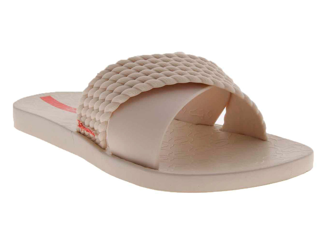 Sandalias Ipanema color beis con una tira tejida y otra lisa, diseño casual y abierto.
