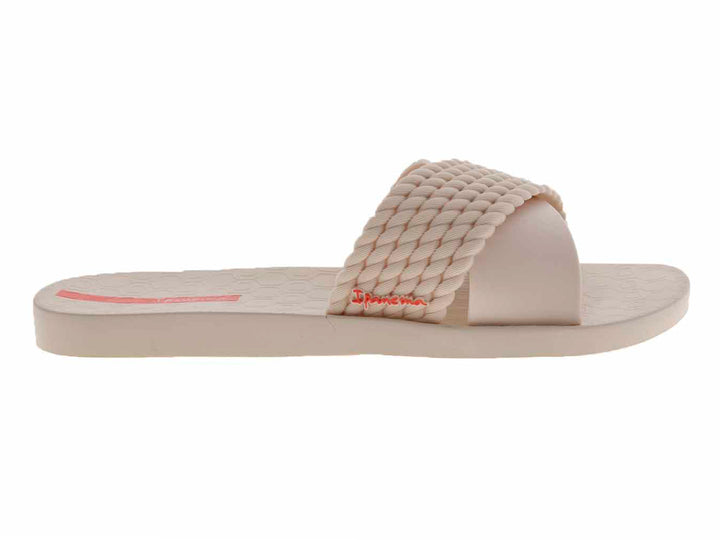 Sandalias Ipanema color beis con una tira tejida y otra lisa, diseño casual y abierto.