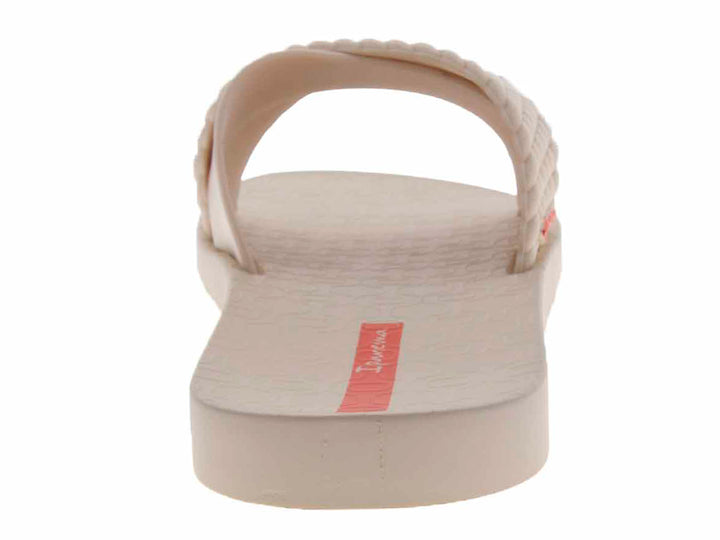 Sandalias Ipanema color beis con una tira tejida y otra lisa, diseño casual y abierto.