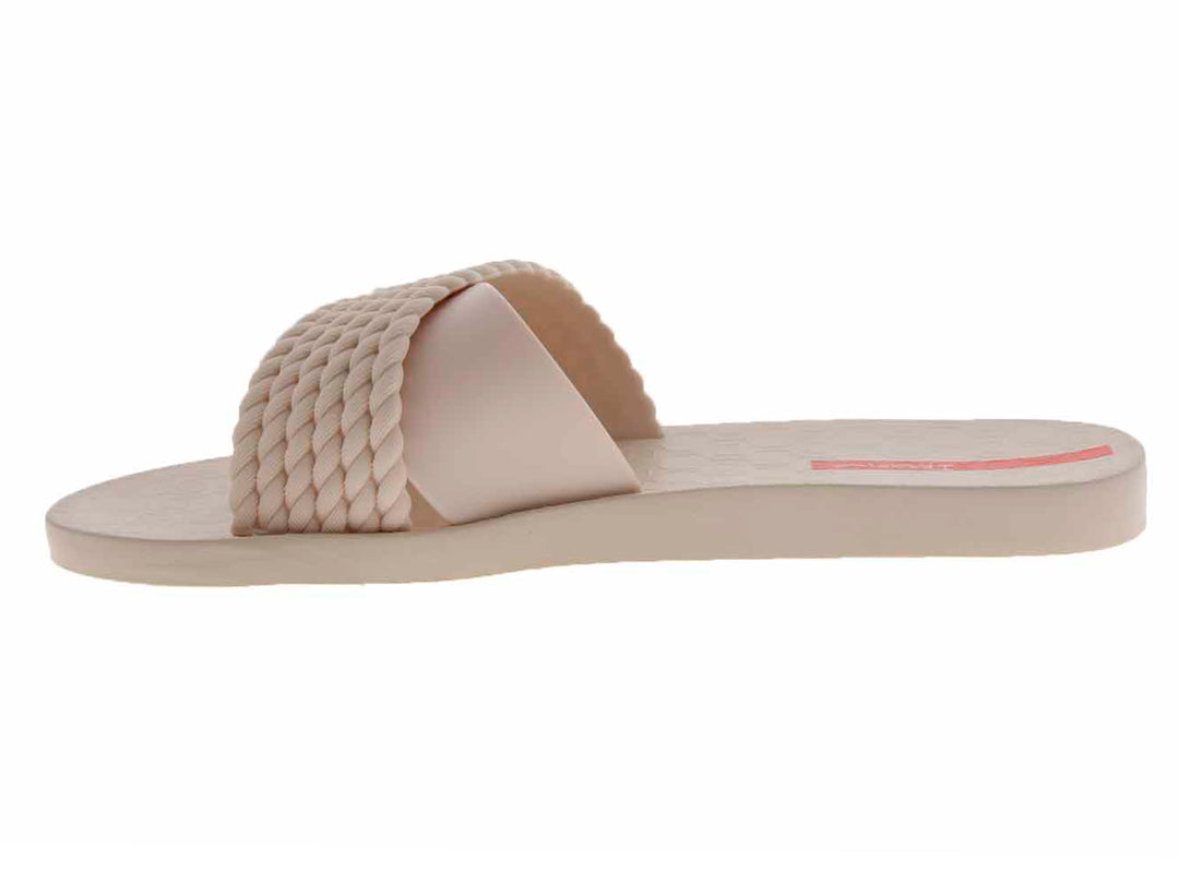 Sandalias Ipanema color beis con una tira tejida y otra lisa, diseño casual y abierto.