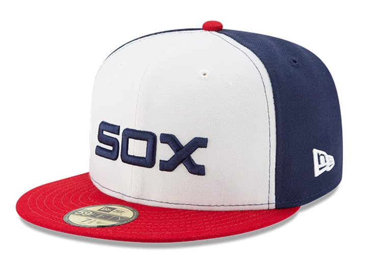 Gorra de béisbol New Era en colores blanco, azul marino y rojo con bordado SOX en el frente.