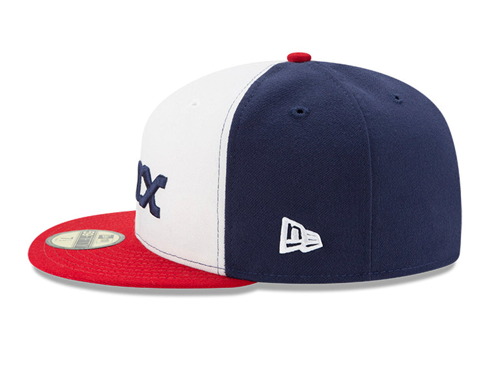 Gorra de béisbol New Era en colores blanco, azul marino y rojo con bordado SOX en el frente.