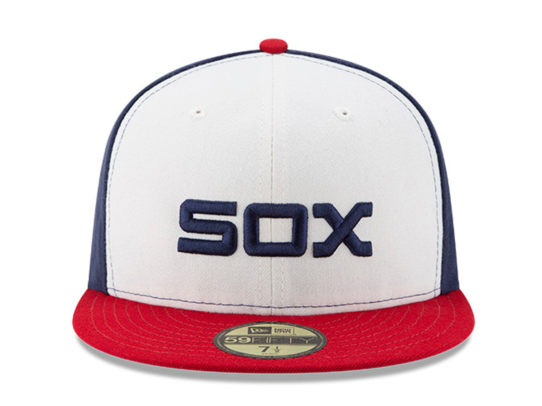 Gorra de béisbol New Era en colores blanco, azul marino y rojo con bordado SOX en el frente.