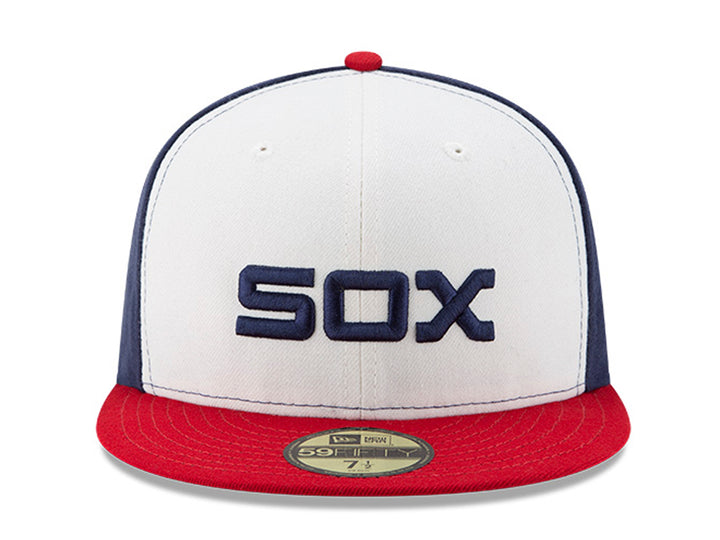 Gorra de béisbol New Era en colores blanco, azul marino y rojo con bordado SOX en el frente.