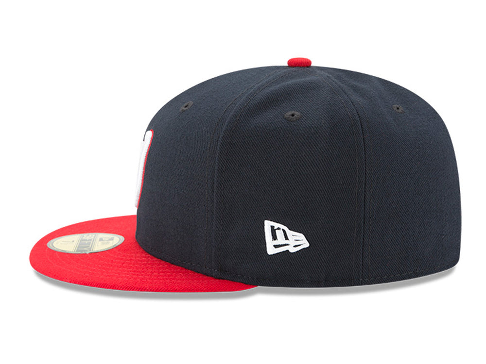 Gorra de béisbol New Era color navy con visera roja y logo de los Washington Nationals bordado en blanco.