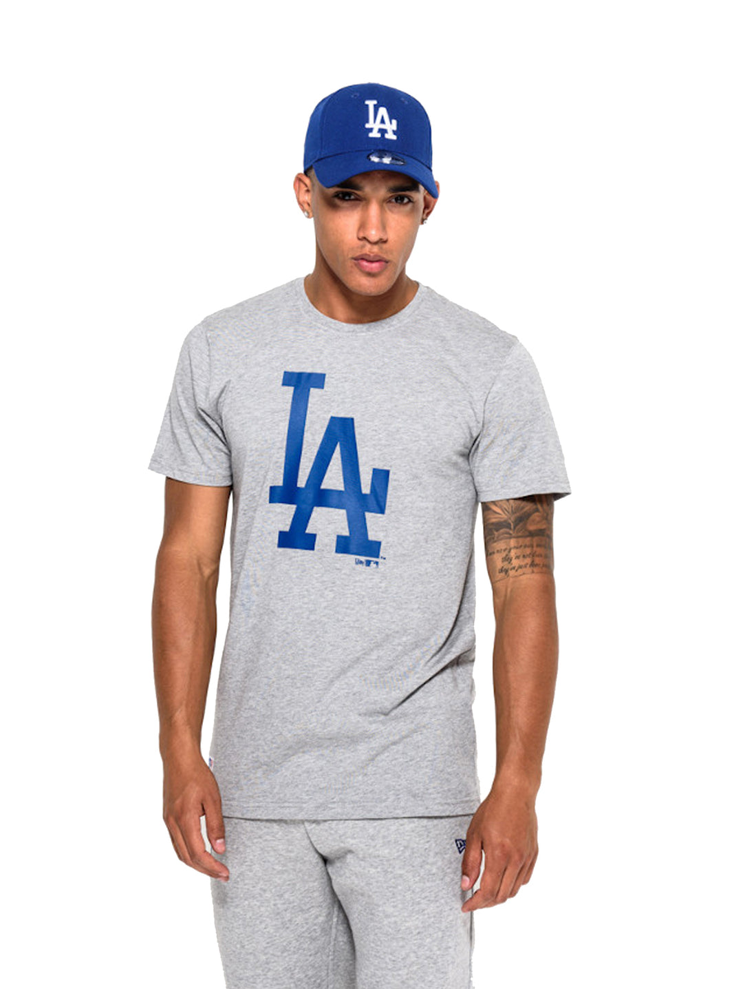 Hombre usando playera gris de manga corta con logotipo azul de Los Angeles Dodgers
