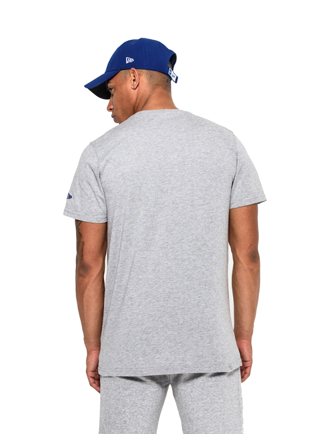 Hombre usando playera gris de manga corta con logotipo azul de Los Angeles Dodgers