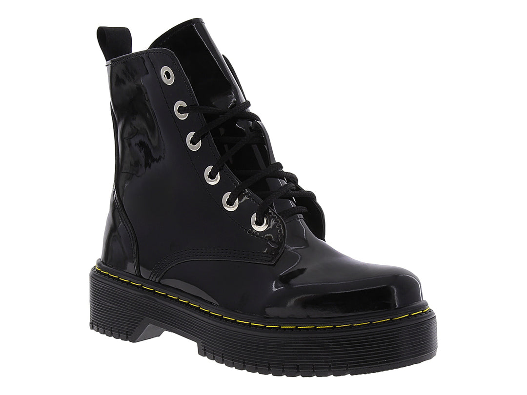 Bota de combate negra brillante con suela track y costuras amarillas.
