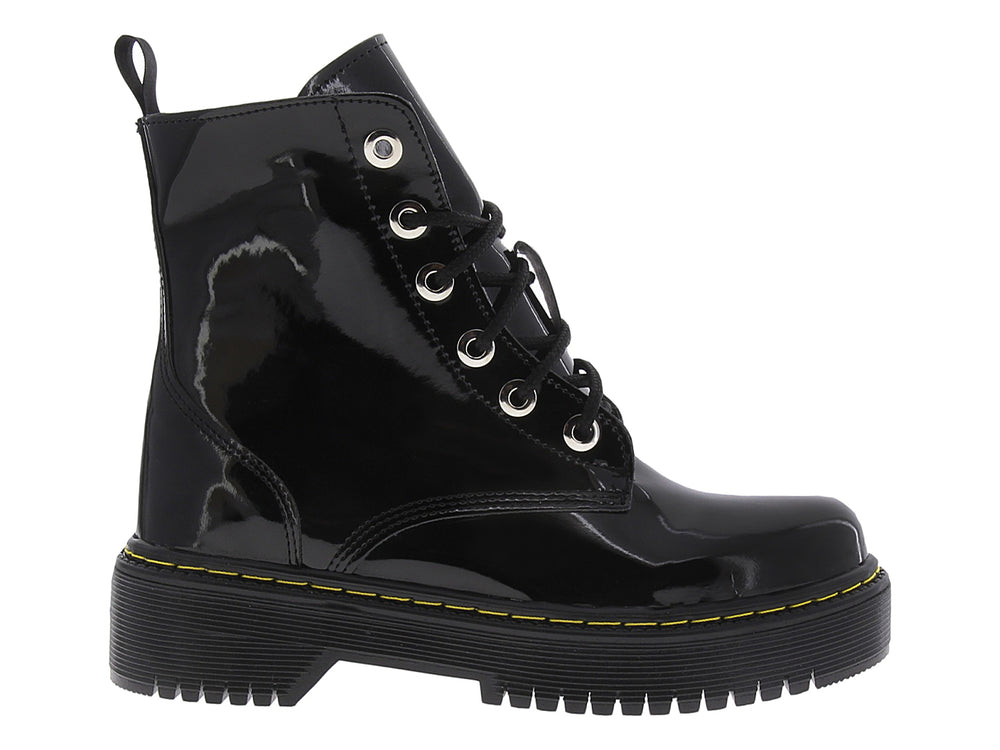 Bota de combate negra brillante con suela track y costuras amarillas.