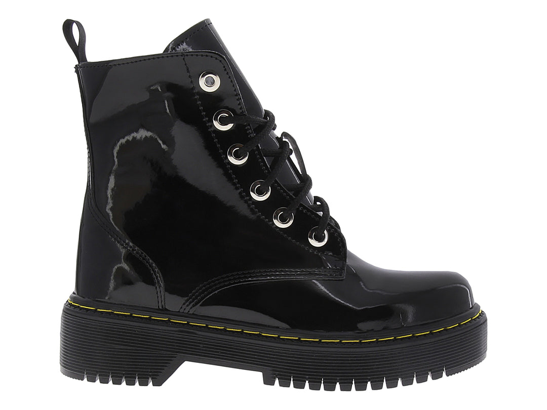 Bota de combate negra brillante con suela track y costuras amarillas.