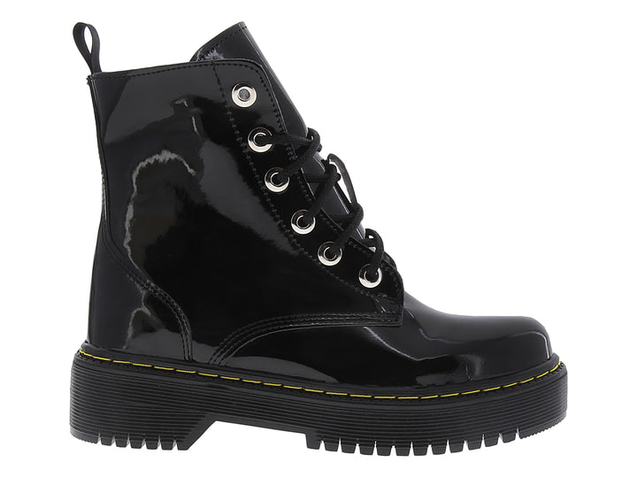 Bota de combate negra brillante con suela track y costuras amarillas.