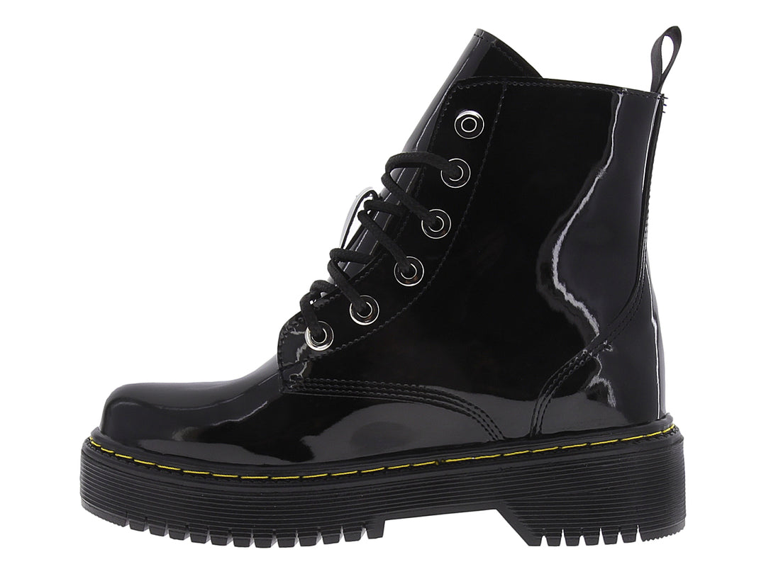 Bota de combate negra brillante con suela track y costuras amarillas.