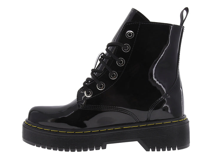 Bota de combate negra brillante con suela track y costuras amarillas.