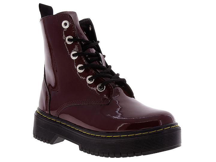 Botín de charol color merlot con suela negra de plataforma y cordones negros.