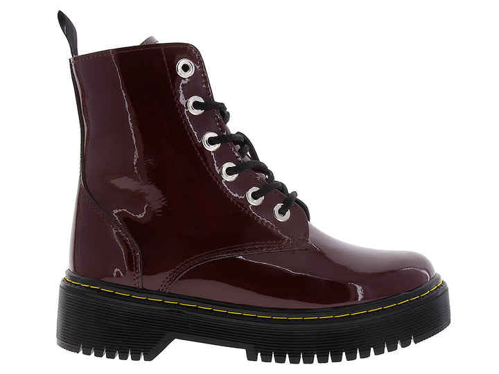 Botín de charol color merlot con suela negra de plataforma y cordones negros.