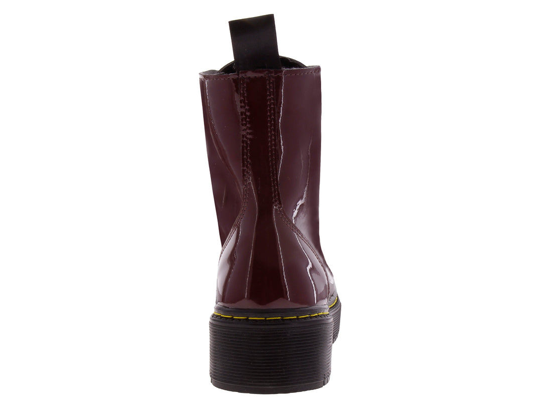 Botín de charol color merlot con suela negra de plataforma y cordones negros.