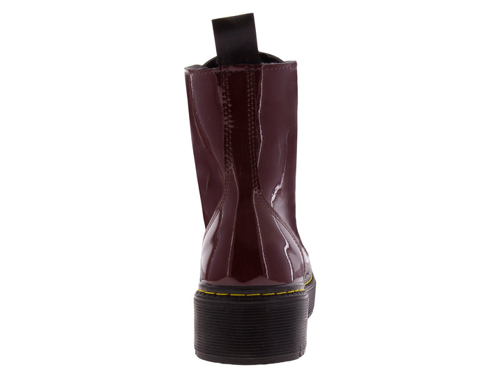 Botín de charol color merlot con suela negra de plataforma y cordones negros.