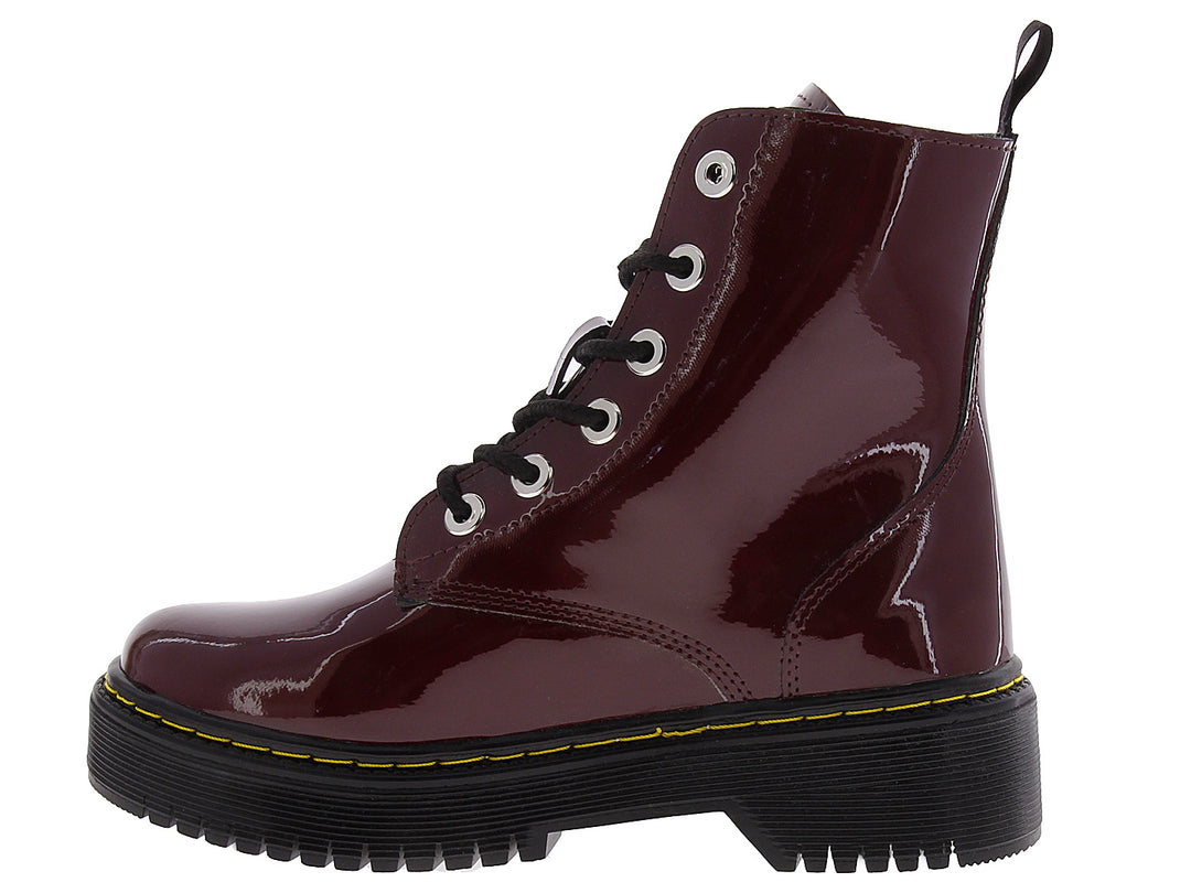 Botín de charol color merlot con suela negra de plataforma y cordones negros.