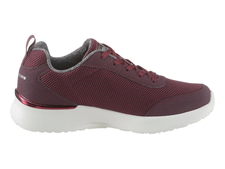 Tenis deportivos Skechers para Mujer en color burgundy con suela blanca.