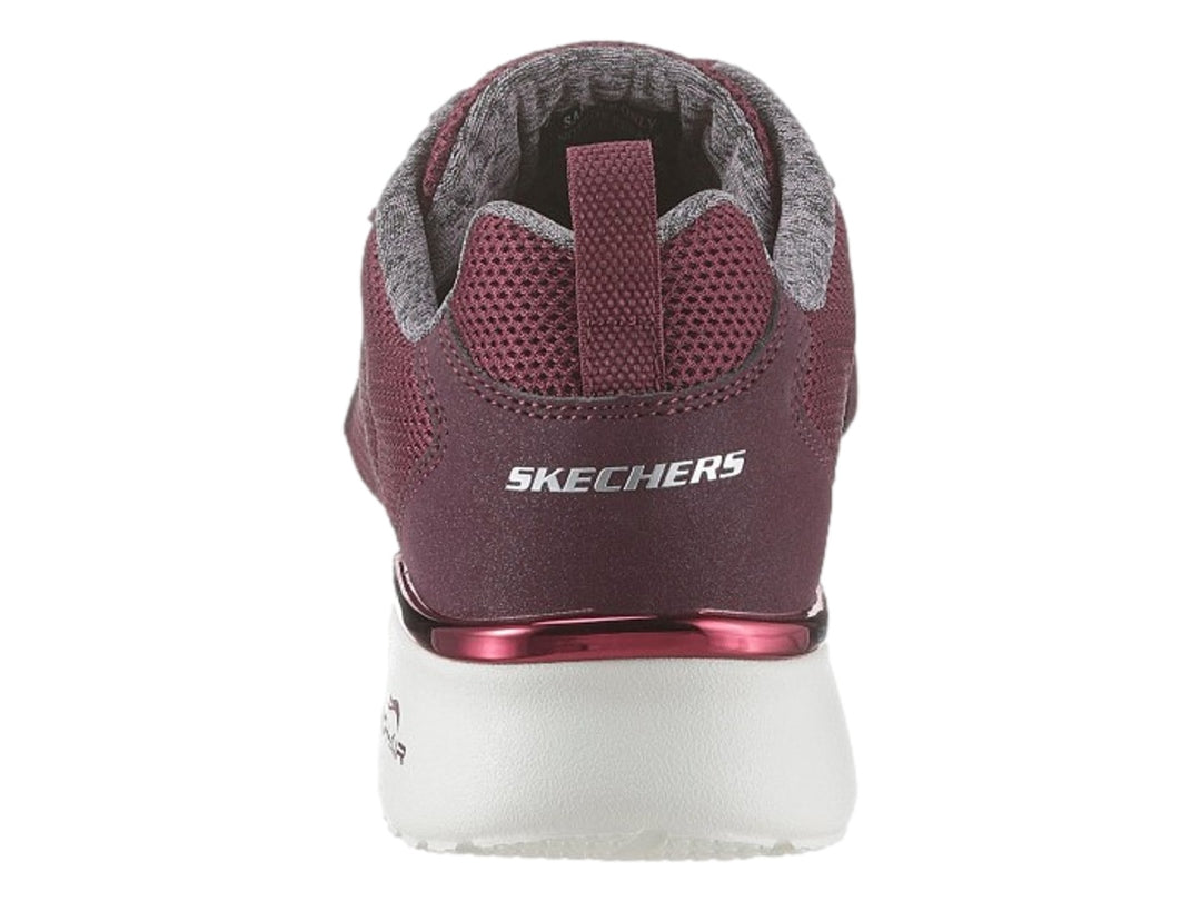 Tenis deportivos Skechers para Mujer en color burgundy con suela blanca.