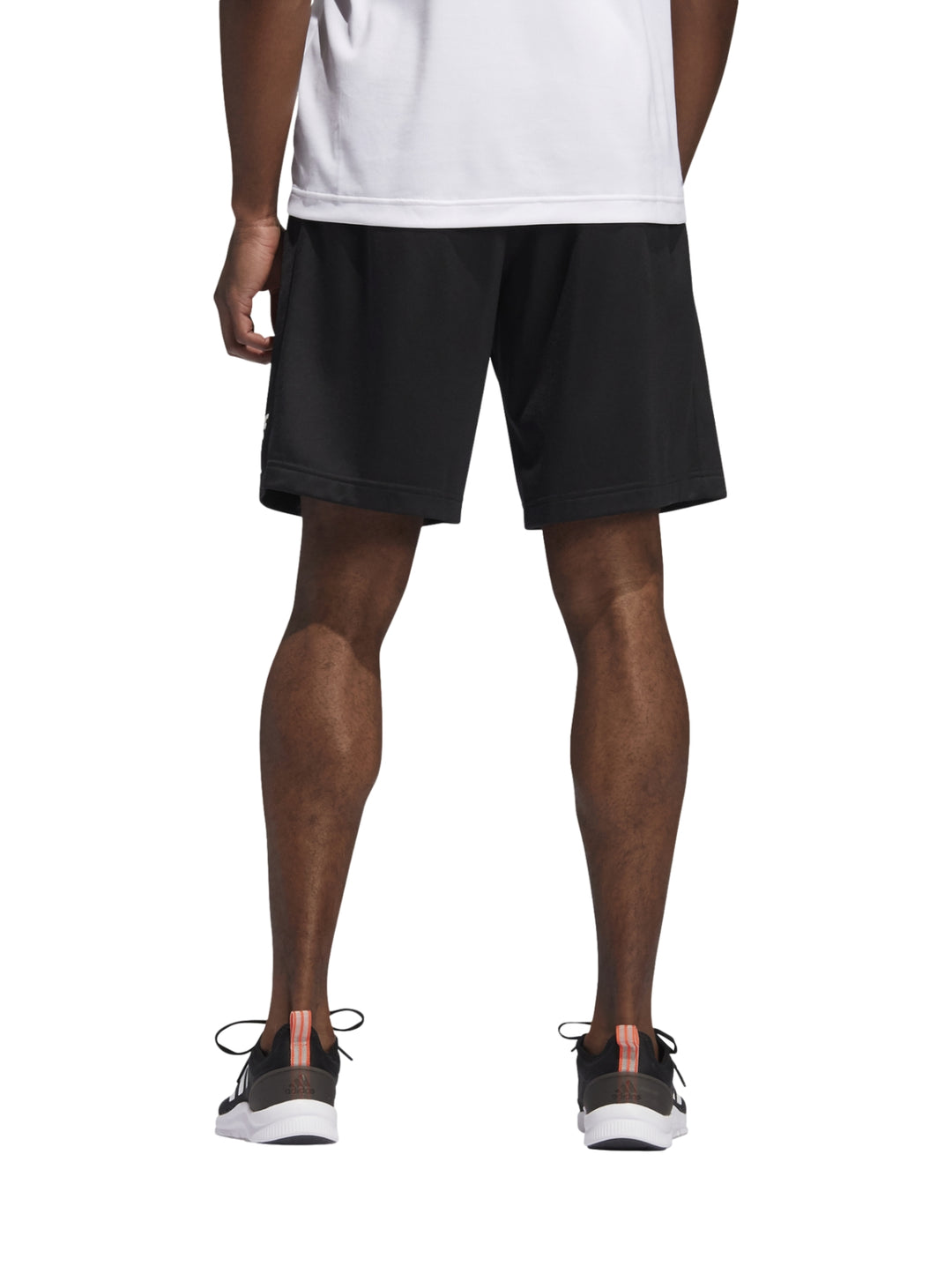 Shorts deportivos Adidas color negro con logo blanco en la pierna izquierda.
