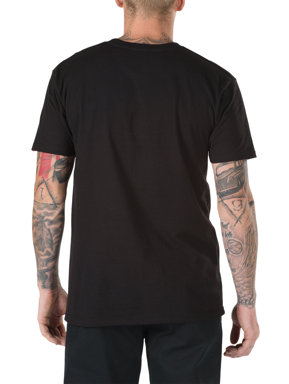 Hombre vistiendo playera negra de manga corta con logotipo blanco de Vans en el pecho.