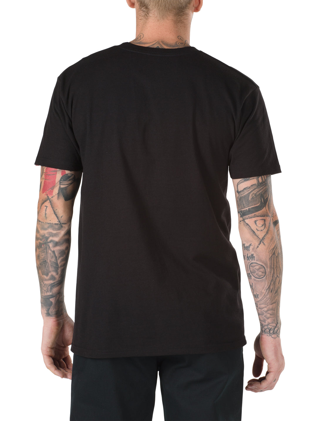 Hombre vistiendo playera negra de manga corta con logotipo blanco de Vans en el pecho.