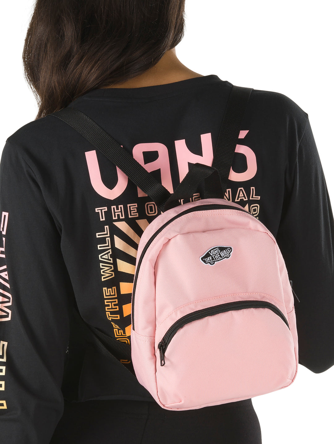 Mochila mini color rosa pálido de la marca Vans con correas y cierres negros.