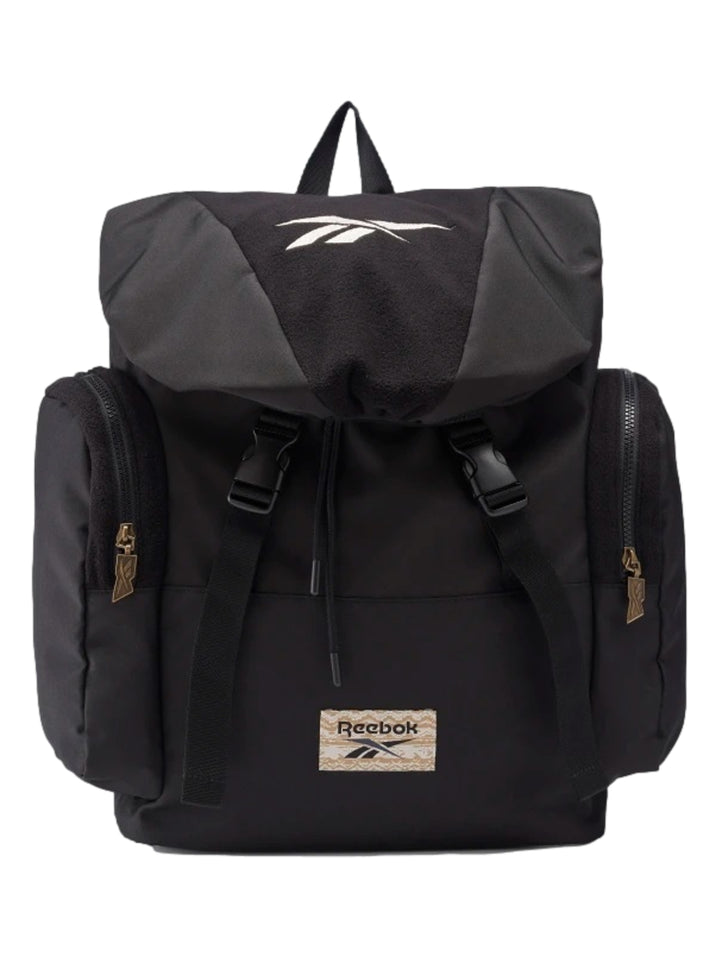 Mochila Reebok de color negro con logotipo blanco y detalles dorados en los cierres.