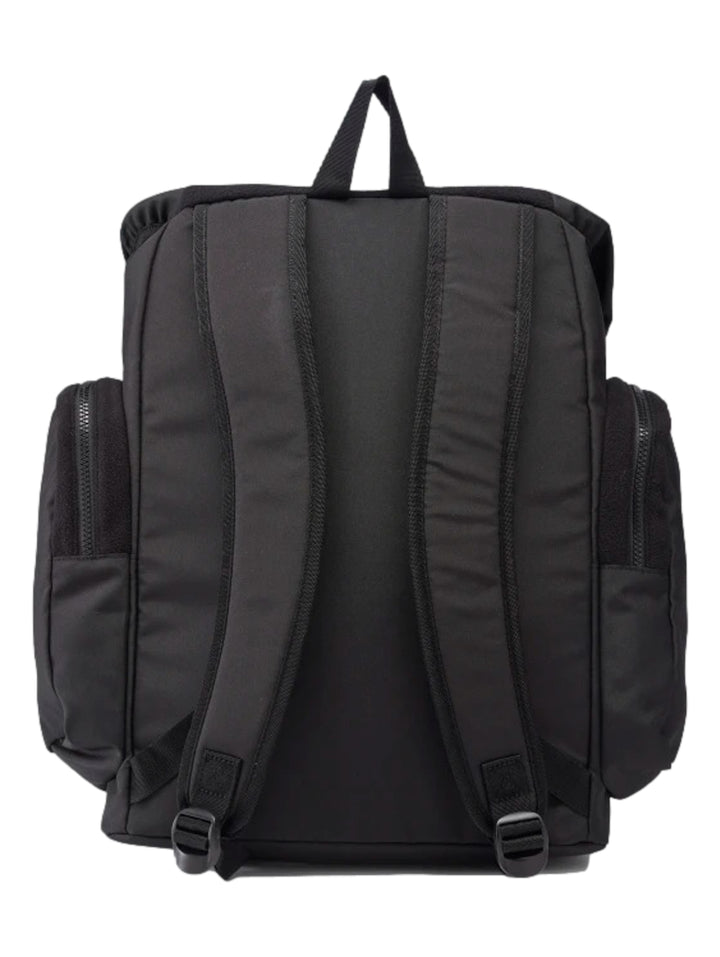Mochila Reebok de color negro con logotipo blanco y detalles dorados en los cierres.