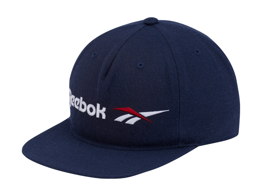 Gorra Reebok de color azul marino con visera plana y logotipo blanco y rojo en el frente.