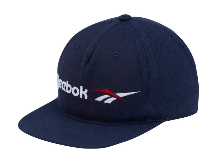 Gorra Reebok de color azul marino con visera plana y logotipo blanco y rojo en el frente.
