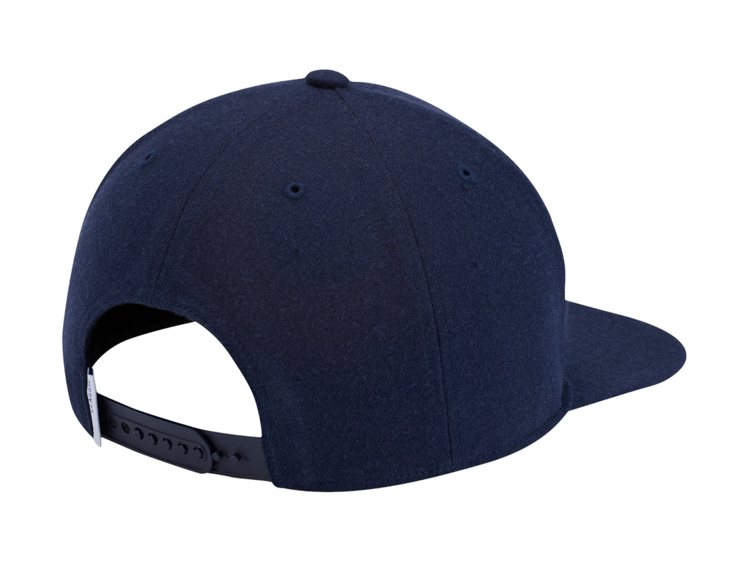 Gorra Reebok de color azul marino con visera plana y logotipo blanco y rojo en el frente.