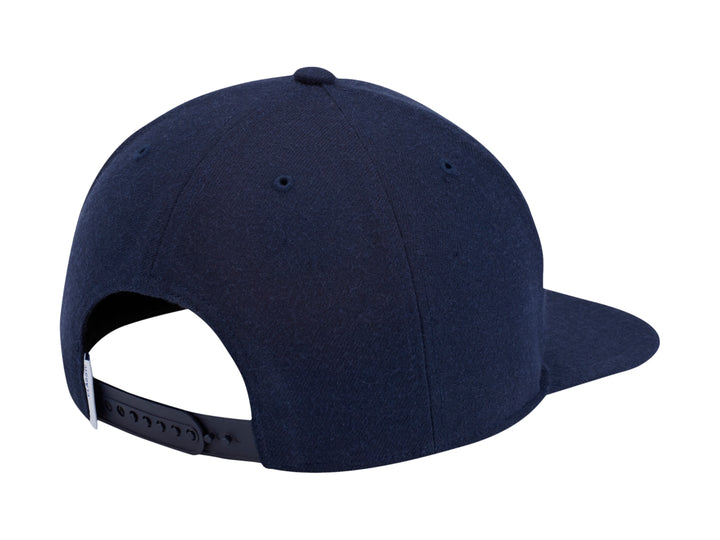 Gorra Reebok de color azul marino con visera plana y logotipo blanco y rojo en el frente.