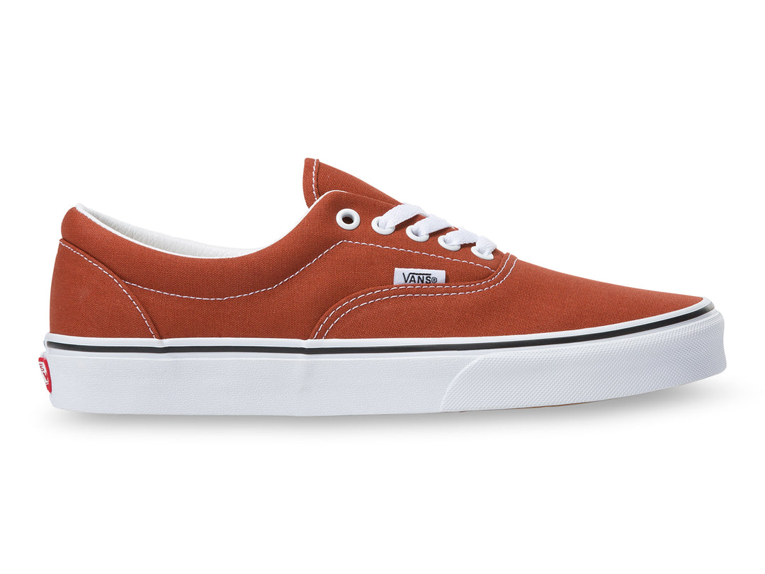 Tenis Vans Era de color picante con suela y cordones blancos sobre fondo blanco.