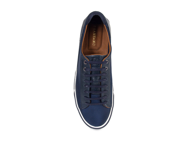 Tenis casuales color marino para hombre con suela blanca y detalles en tela y sintético.
