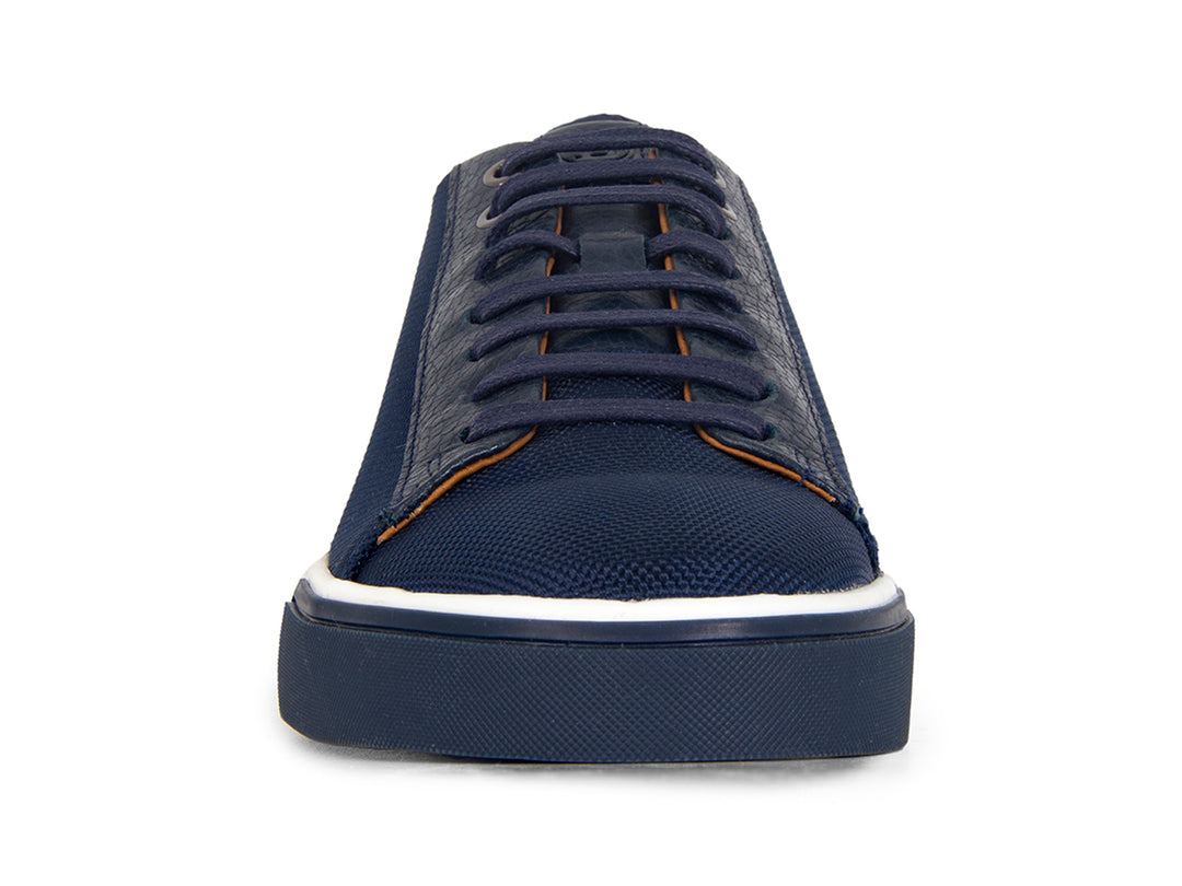 Tenis casuales color marino para hombre con suela blanca y detalles en tela y sintético.