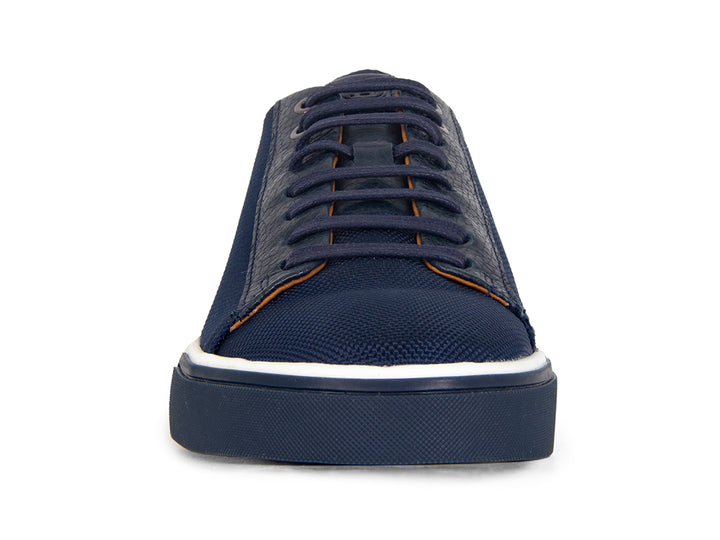 Tenis casuales color marino para hombre con suela blanca y detalles en tela y sintético.