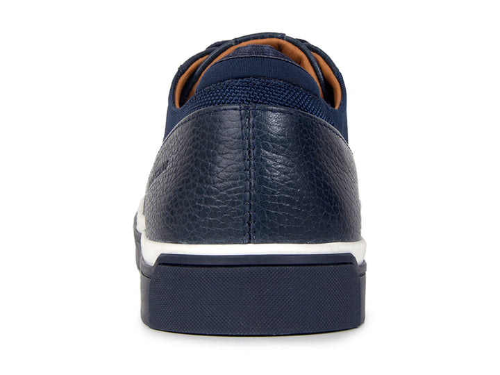 Tenis casuales color marino para hombre con suela blanca y detalles en tela y sintético.