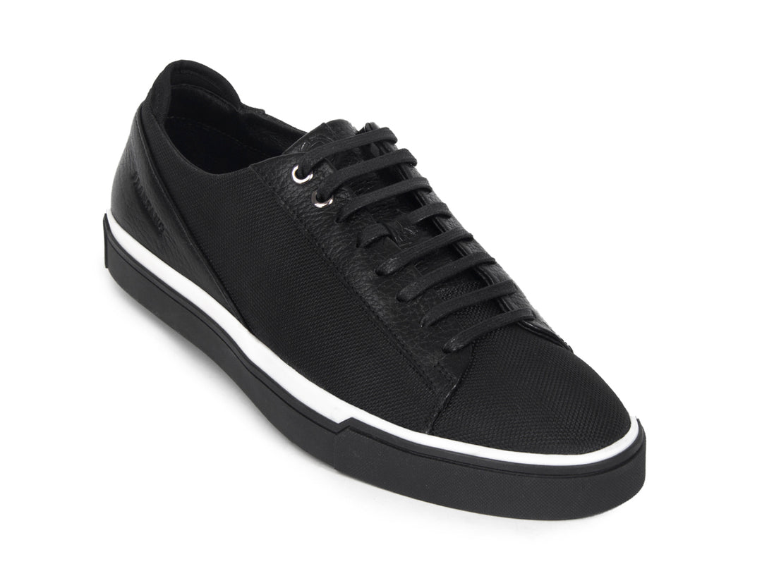 Tenis negros Brantano Stark para hombre con una línea blanca en la suela.