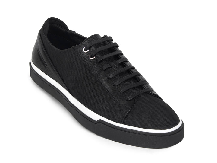 Tenis negros Brantano Stark para hombre con una línea blanca en la suela.