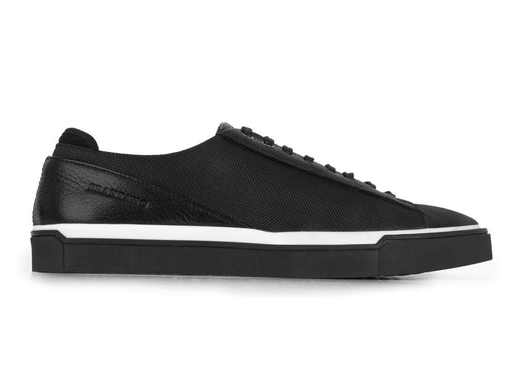 Tenis negros Brantano Stark para hombre con una línea blanca en la suela.
