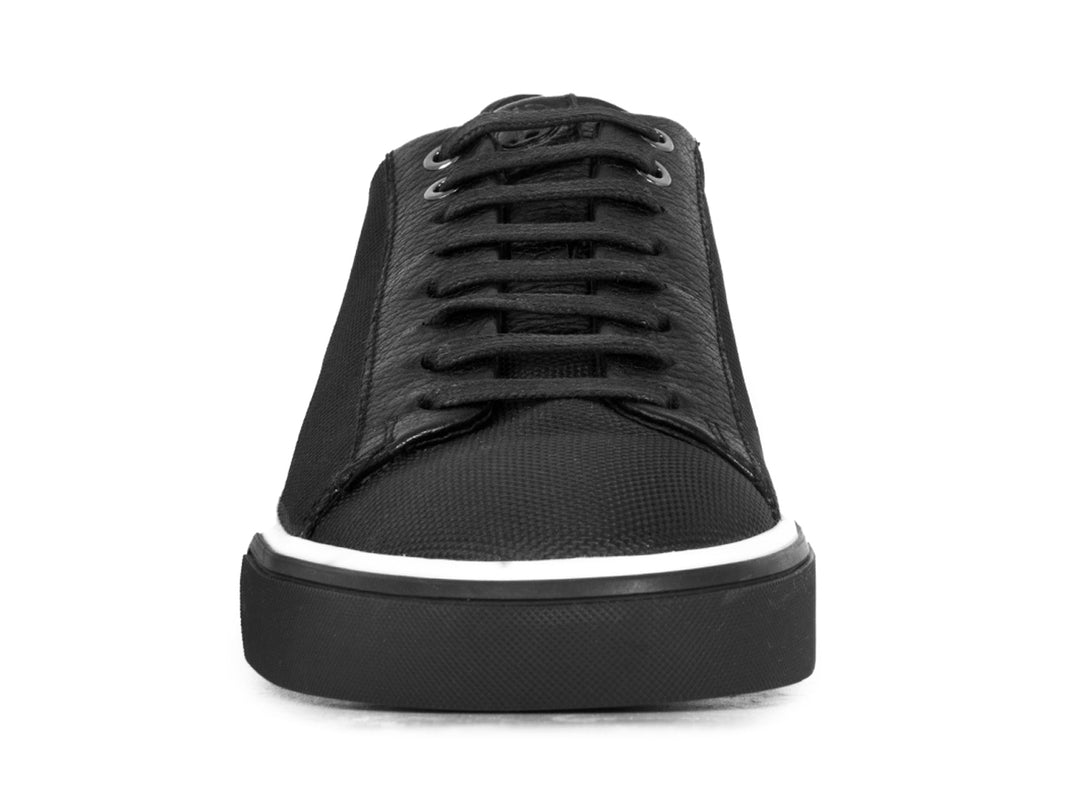 Tenis negros Brantano Stark para hombre con una línea blanca en la suela.