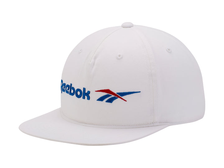 Gorra Reebok de color blanco con visera plana y logotipo en azul y rojo.
