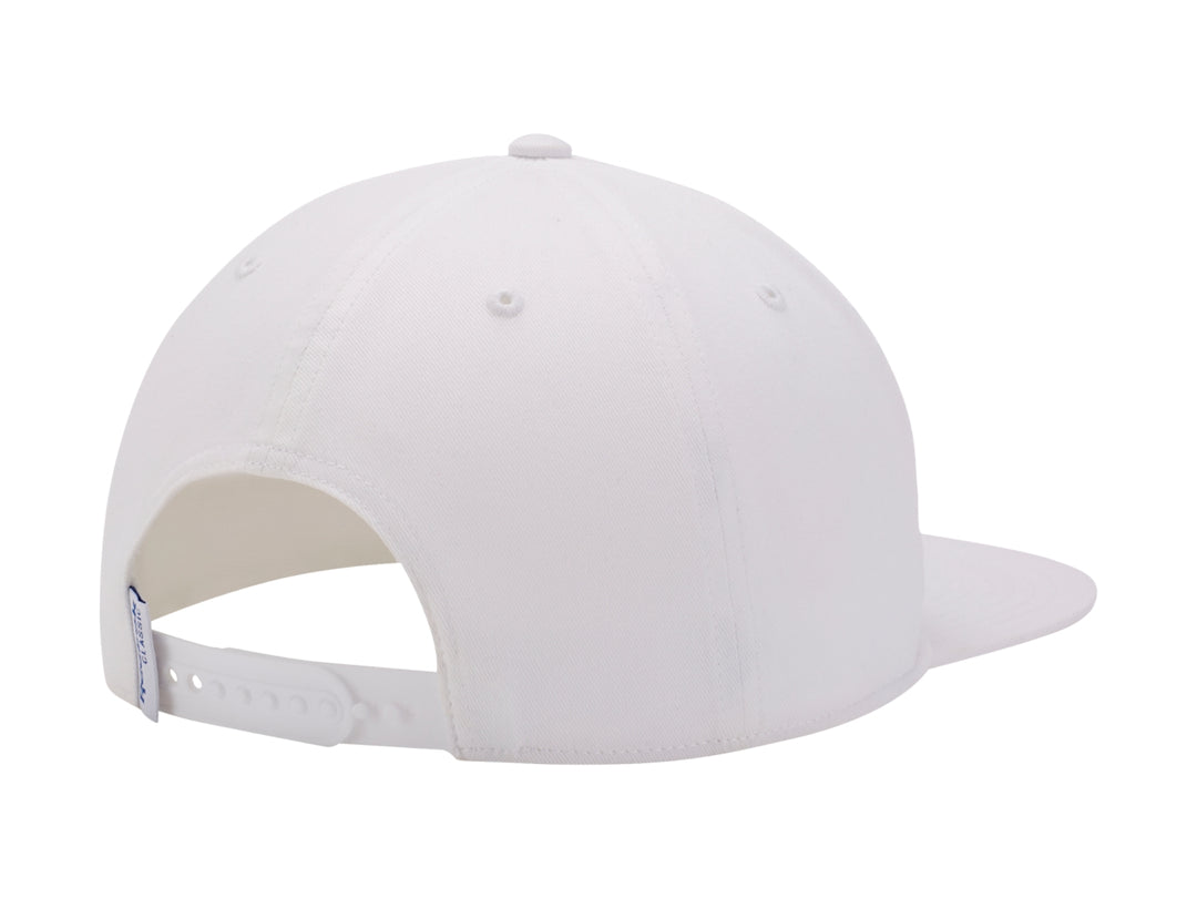 Gorra Reebok de color blanco con visera plana y logotipo en azul y rojo.
