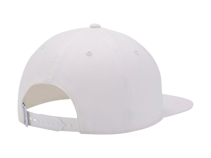 Gorra Reebok de color blanco con visera plana y logotipo en azul y rojo.