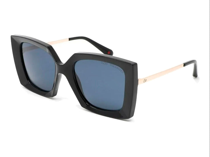 Lentes de sol Cloe para mujer con montura cuadrada negra brillante y varillas metálicas doradas.