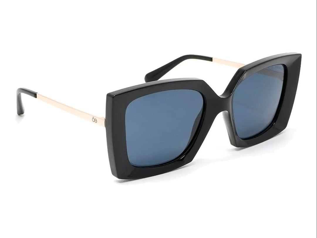 Lentes de sol Cloe para mujer con montura cuadrada negra brillante y varillas metálicas doradas.