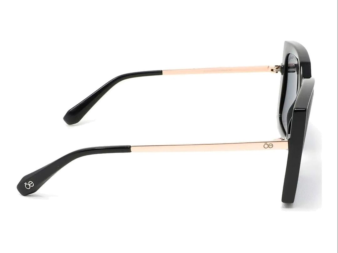 Lentes de sol Cloe para mujer con montura cuadrada negra brillante y varillas metálicas doradas.